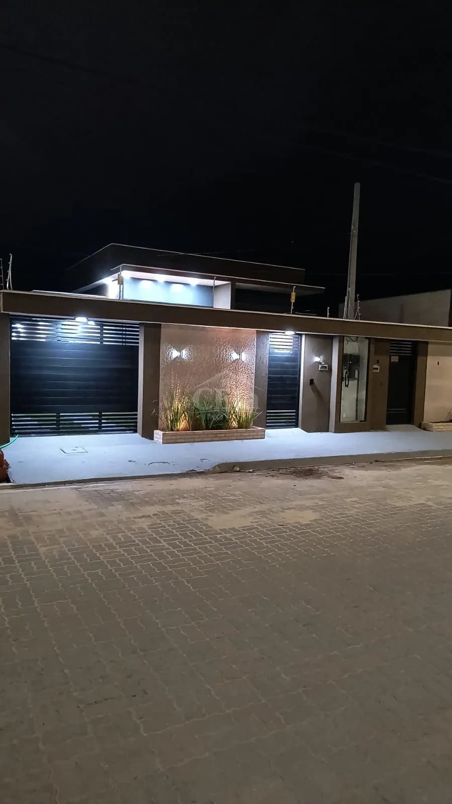 Casa Moderna com Pé-Direito Alto, Piscina e Área Gourmet em Localização Privilegiada